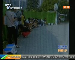 2元一坐 大妈交警队门口寻“商机” 2元一坐 大妈交警队门口寻“商机”