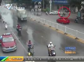 最美“逆行”:交警飞车“抢回”孩子性命 最美“逆行”:交警飞车“抢回”孩子性命