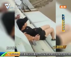 女子翻越栏杆欲跳桥 紧急关头得路人相助 女子翻越栏杆欲跳桥 紧急关头得路人相助