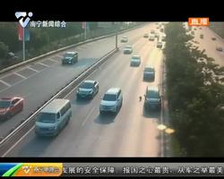 盛会大看台 废弃轮胎从货车上掉落 交警30秒内消除隐患 盛会大看台 废弃轮胎从货车上掉落 交警30秒内消除隐患
