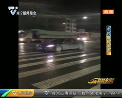 小车斑马线上“赖”着不走 司机在车上酣睡半小时 小车斑马线上“赖”着不走 司机在车上酣睡半小时