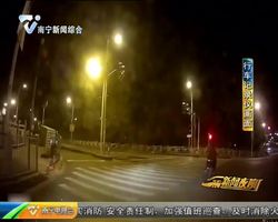 上海:蟊贼“飞车”拒捕 民警合围擒“凶” 上海:蟊贼“飞车”拒捕 民警合围擒“凶”