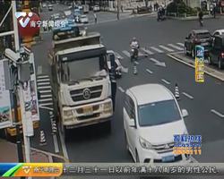 深圳泥头车“吊行” 交警狂飙4公里 司机弃车逃逸 深圳泥头车“吊行” 交警狂飙4公里 司机弃车逃逸