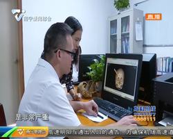 痛!两电动车相撞 钢筋直插男子头部 痛!两电动车相撞 钢筋直插男子头部