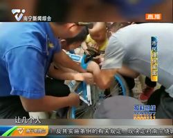 男童手指被共享單車夾住 城管和市民合力施救 男童手指被共享單車夾住 城管和市民合力施救
