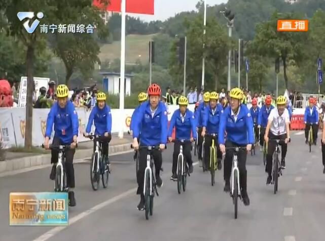 2019年环广西公路自行车世界巡回赛南宁绕圈赛举行 王小东宣布开赛并颁奖