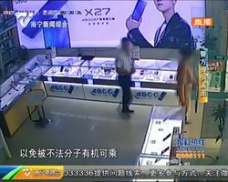 男子一時起貪念偷手機 同行女子不斷向民警求情 男子一時起貪念偷手機 同行女子不斷向民警求情