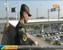 男子感情受挫欲跳桥轻生 武警小哥一把拽回 男子感情受挫欲跳桥轻生 武警小哥一把拽回