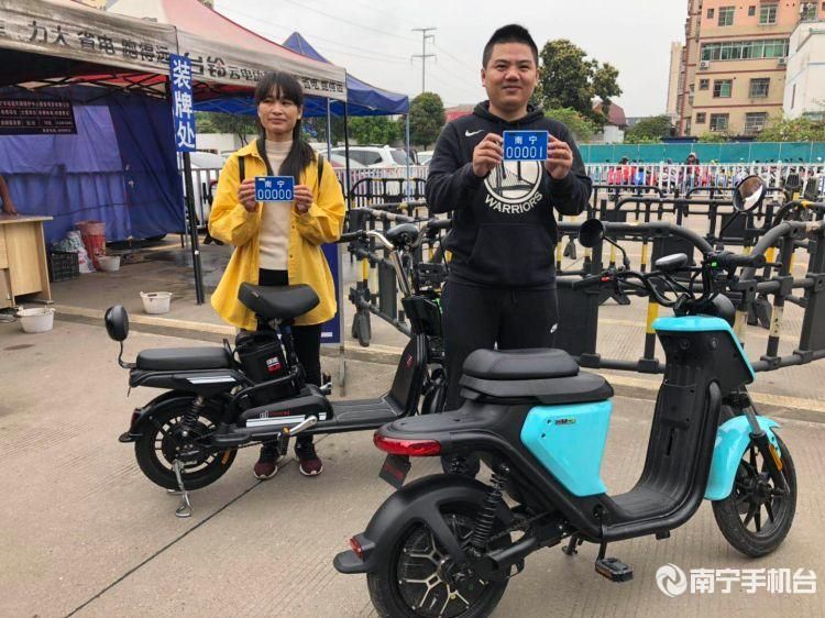 00000!南宁市首块“新国标”电动自行车牌照被领走!