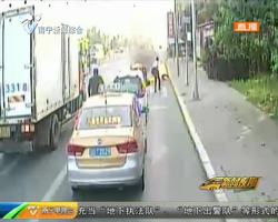 山东青岛:三轮车起火司机变“火人” 公交司机火速灭火救人 山东青岛:三轮车起火司机变“火人” 公交司机火速灭火救人
