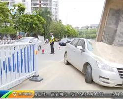 夜班在现场 泥头车与小车相碰撞后侧翻 小车被压扁 夜班在现场 泥头车与小车相碰撞后侧翻 小车被压扁