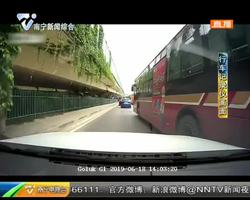 公交车加塞小车行驶?是否斗气双方各执一词 公交车加塞小车行驶?是否斗气双方各执一词