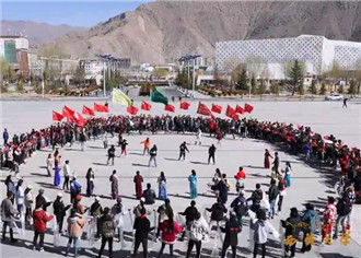 千余西藏大学生歌唱《我和我的祖国》　　