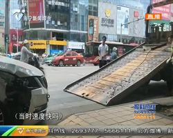 夜班在現場:疑似方向盤失靈 小車沖向公交站臺 夜班在現場:疑似方向盤失靈 小車沖向公交站臺