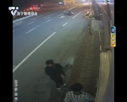 猖狂!小賊踹碎鋼琴店門進行盜竊 猖狂!小賊踹碎鋼琴店門進行盜竊