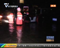 心圩江边一仓库区被淹 多名租户损失严重 心圩江边一仓库区被淹 多名租户损失严重