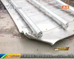 鲁班立交桥底路牌倾倒 多部门紧急清障保安全 鲁班立交桥底路牌倾倒 多部门紧急清障保安全
