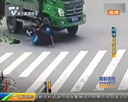 驚險!男子騎電動車遭貨車碾壓 頭盔救了他一命 驚險!男子騎電動車遭貨車碾壓 頭盔救了他一命