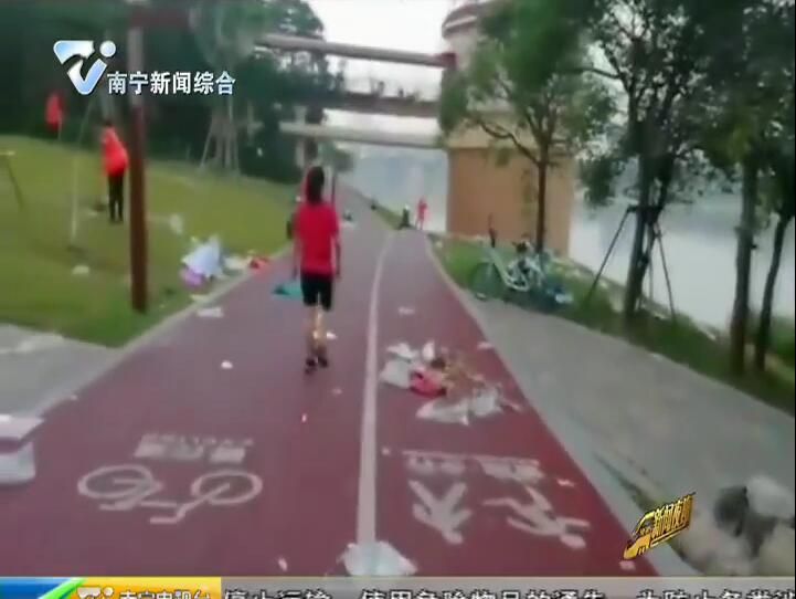 到公共场所赏月 请带走垃圾留下文明 到公共场所赏月 请带走垃圾留下文明