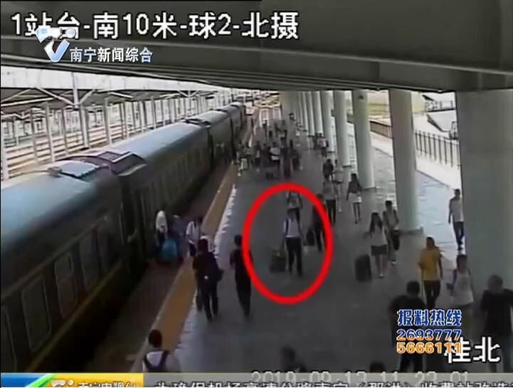 塑料袋行李包被错拿 民警迅速帮寻回 塑料袋行李包被错拿 民警迅速帮寻回