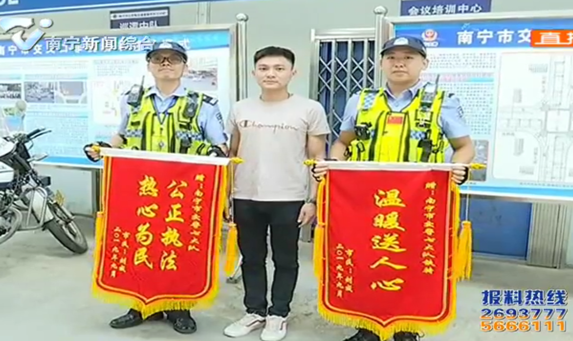 下班高峰期 交警緊急護送臨產孕婦 下班高峰期 交警緊急護送臨產孕婦