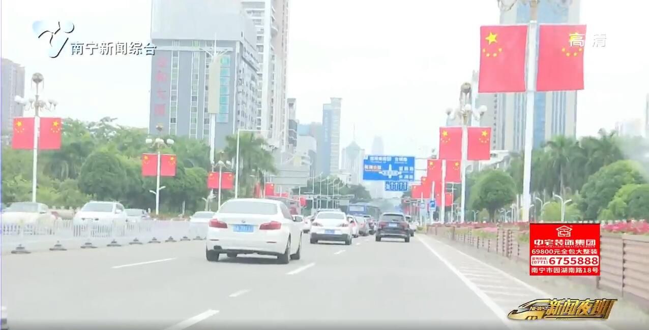 "双节” 来临 街头飘起“中国红” "双节” 来临 街头飘起“中国红”