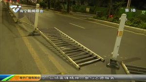 越野车连撞多车后翻车 热心市民合力救出涉事司机 越野车连撞多车后翻车 热心市民合力救出涉事司机