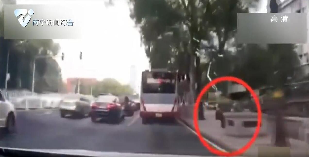 北京:疯狂“别车” 还往后车挡风玻璃泼咖啡 这司机真狂 北京:疯狂“别车” 还往后车挡风玻璃泼咖啡 这司机真狂