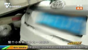 玉洞大道:惊险!一小车被大货车“吃”掉三分之一 玉洞大道:惊险!一小车被大货车“吃”掉三分之一
