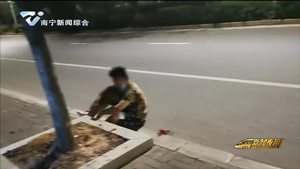 男子酒后骑电动车摔伤 民警路过及时救助 男子酒后骑电动车摔伤 民警路过及时救助