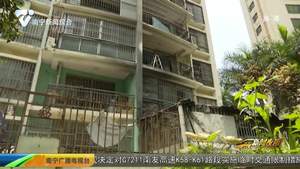民房阳台起火 邻居暖心相助合力灭火 民房阳台起火 邻居暖心相助合力灭火