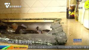 燃气灶突然爆裂 好在没人受伤 燃气灶突然爆裂 好在没人受伤