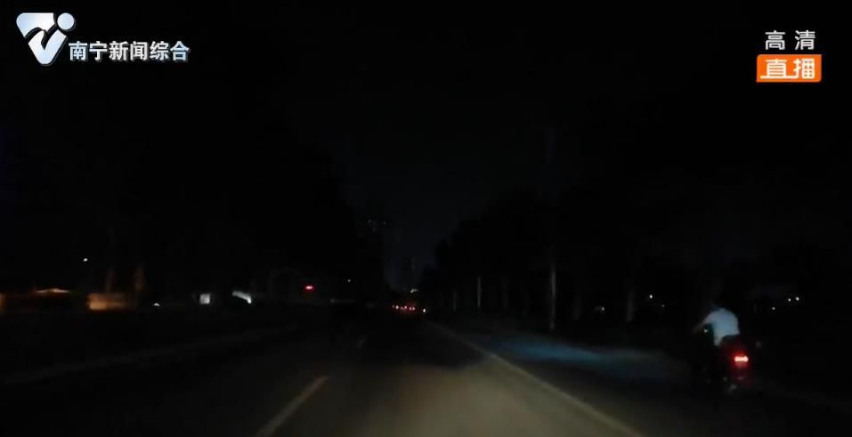 南宁多条道路灯不亮，市民只能“摸黑”出行！