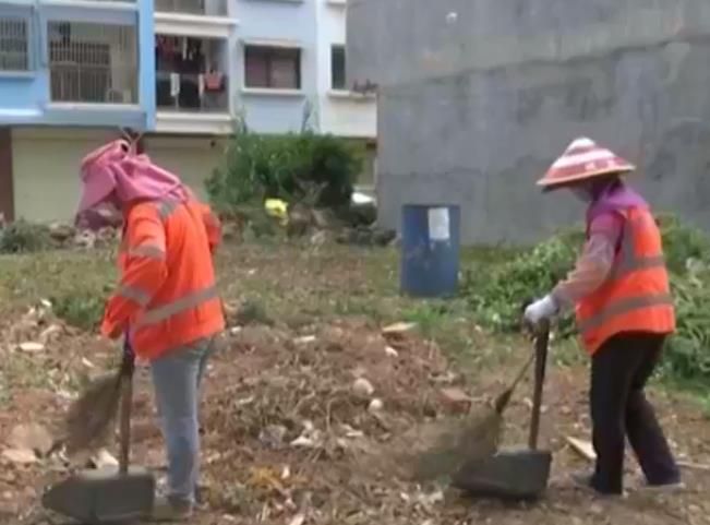 志愿者冒高温清洁垃圾  守护社区环境卫生