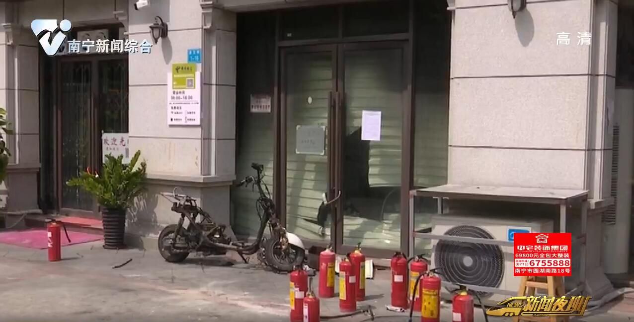 电动车充电中突然起火 一男子困在店内被救出 电动车充电中突然起火 一男子困在店内被救出