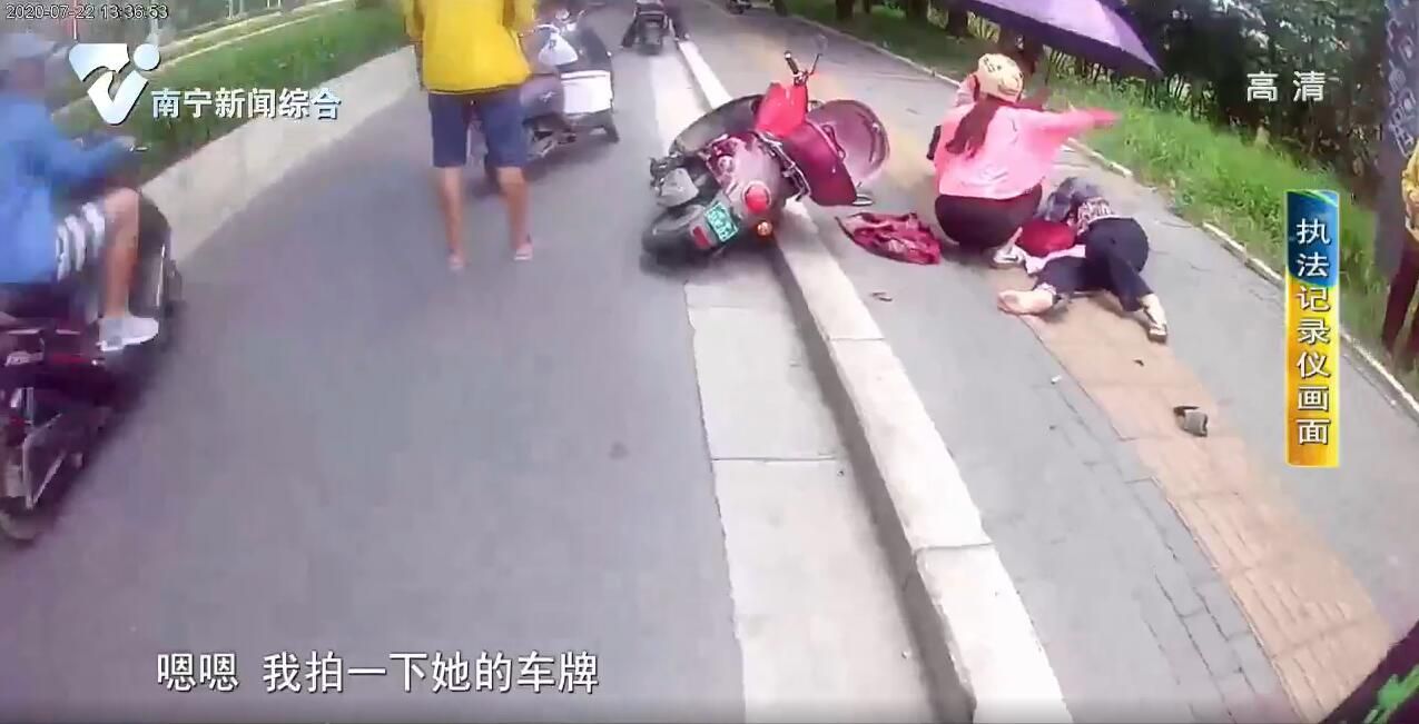 【南宁正能量】老人昏倒路边 警民联手救援