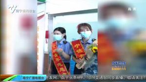新兵小哥哥给铁路小姐姐送花 网友:你们都是可爱的人 新兵小哥哥给铁路小姐姐送花 网友:你们都是可爱的人