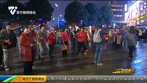 百人参加快闪活动 红歌唱响历史街区 百人参加快闪活动 红歌唱响历史街区