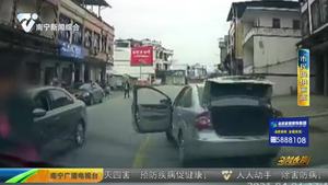 突然别车还狠砸后车 涉事男子被刑拘 突然别车还狠砸后车 涉事男子被刑拘