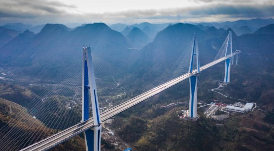 沿着高速看中国丨高原上织就高速公路“彩带”
