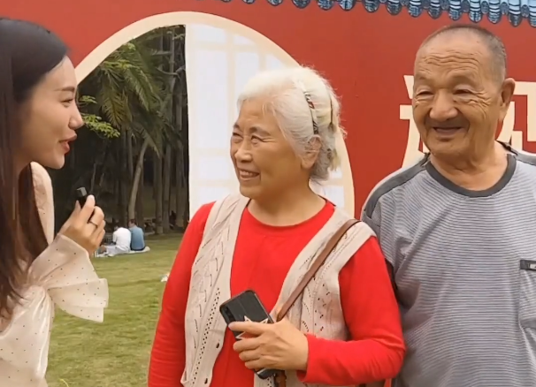 北京金婚老人碰巧进入“爱在南宁”相亲大会现场，给相亲男女示范爱情最好的样子！
