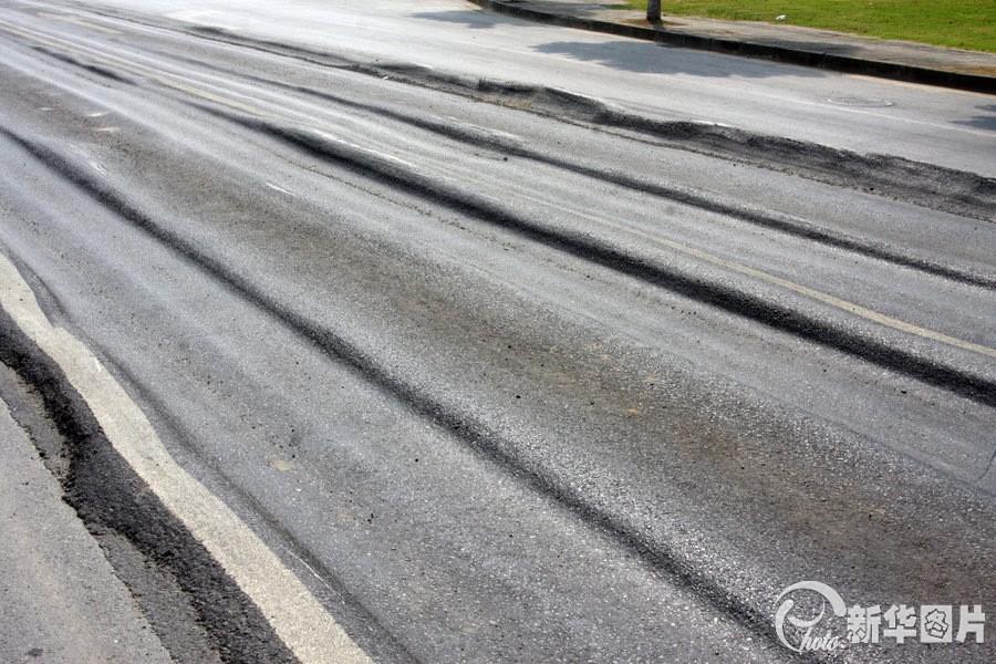 无锡高温市内道路被晒成"波浪路"