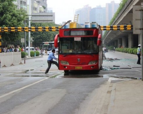 4.15公交車被削頂事件事故圖片