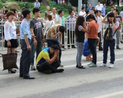 4.15公交車被削頂事件事故圖片