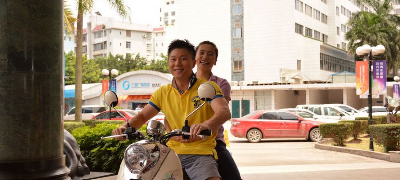 李小鹏骑龟车载张楠登场