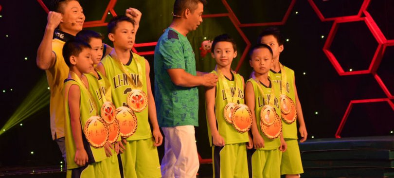 李小双李小鹏与小选手们现场互动