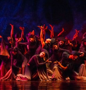 升级版舞剧《百鸟衣》南宁首演 