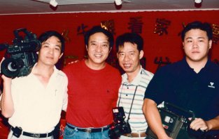 牛群与南宁电视台记者合影