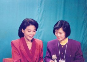 央视主持人鞠萍与《南宁新闻》主持人吕子卓交流