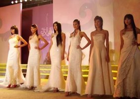 “2004•两会一节大看台”之模特大赛。